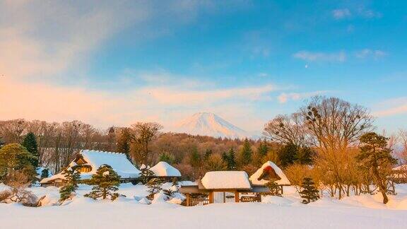 日本冬季暴雪后以4k延时拍摄的大野Hakkai村日出与富士山为背景