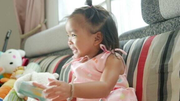 小女孩在客厅看书