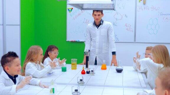 化学课上的孩子们老师和小朋友在上化学课