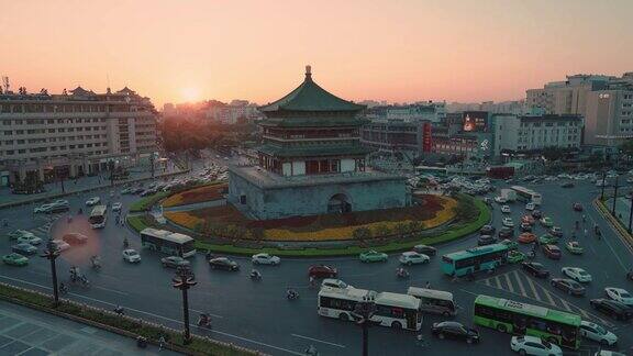 西安的钟楼和中国日落时的城市交通