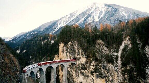 瑞士Landwasser高架桥上的火车风景