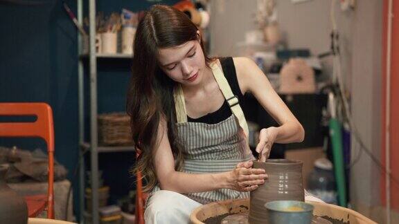一个白人少女在做粘土