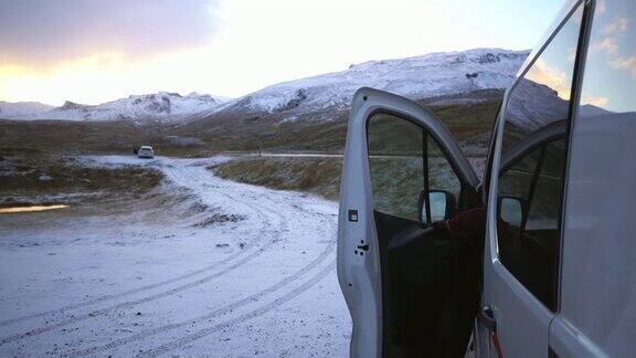 在冰岛一个女人坐在面包车里