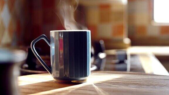 桌上放着热咖啡和蒸汽