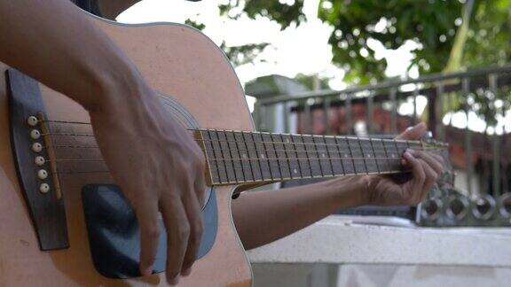 快乐的人在家里弹奏古典吉他和唱歌