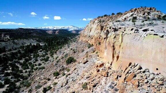 路过新墨西哥沙漠西南山地高原景观的悬崖