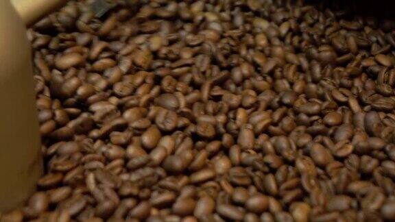 咖啡豆在咖啡烘培器