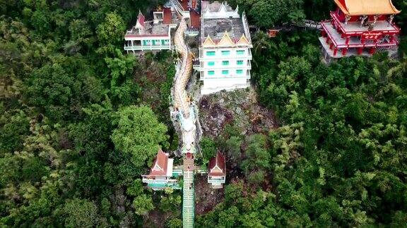 龙像与寺庙和红色神社在热带雨林的山在WatBanTham