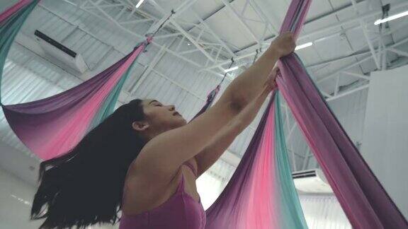 空中瑜伽女子练习