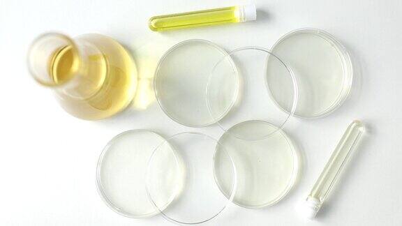 化学实验室中黄色液体的玻璃试管特写