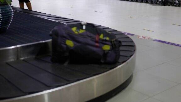 在机场有一个行李输送带