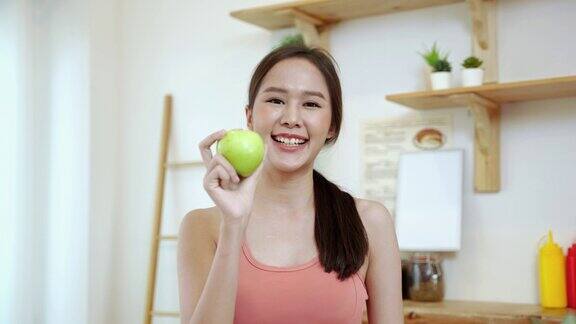 肖像运动美亚洲美女正邀请吃苹果水果作为一种健康食品减肥理念健康饮食保健