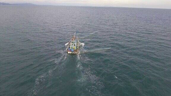 海上拖网渔船与无人机飞行的方法