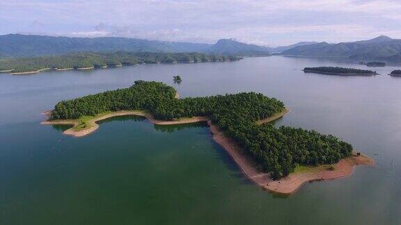 鸟瞰图美丽的热带绿色岛屿在湖中