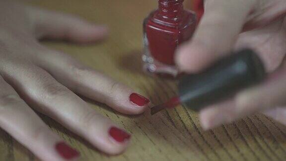 女性在慢动作视频固定红色指甲油漆