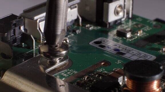 一个插入硬盘的螺丝的特写镜头有选择性的重点