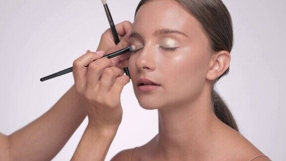 化妆师使用眼影美学美容和化妆