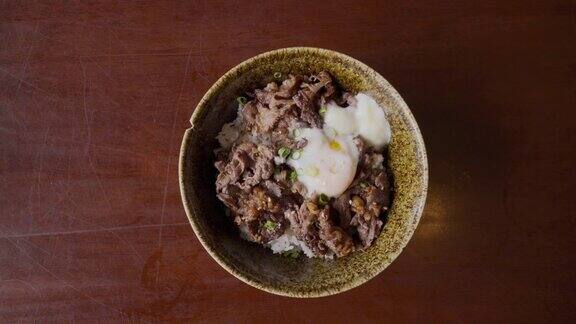 上桌日式烧肉日式米饭蛋黄和玉冬牛肉