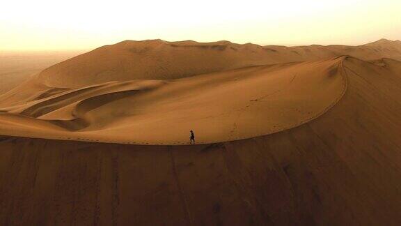 独自在沙漠的黎明