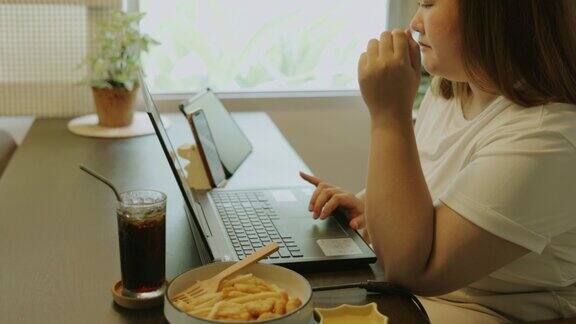 放松时间享受在家工作时不健康的饮食