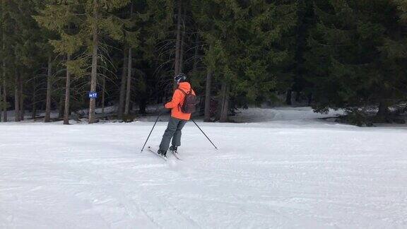 技巧娴熟的雄性正在滑下滑雪坡
