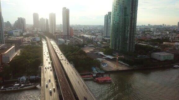 城市建筑中的河流高角度景观