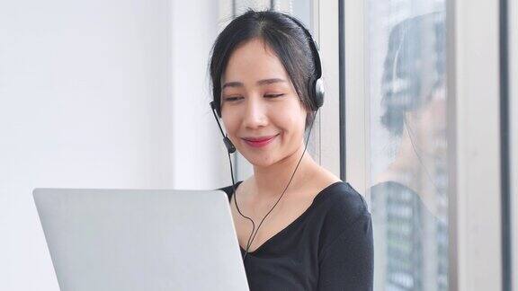 亚洲年轻女性在社交距离期间通过视频会议在家中进行视频通话以预防新冠病毒或新冠病毒流行的信心2019冠状病毒病在家工作