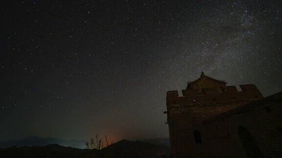 长城的夜景银河系在夜空中移动(延时)