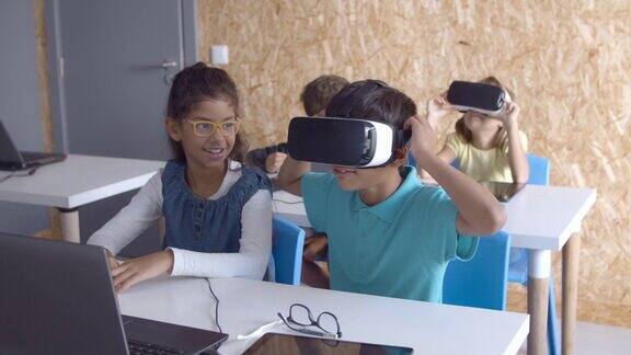兴奋的小学生戴上VR头盔