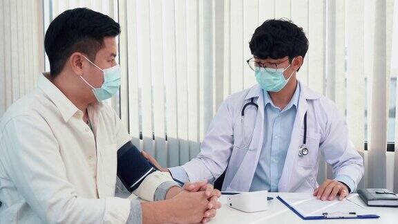 医生在办公室给一位老年病人测血压
