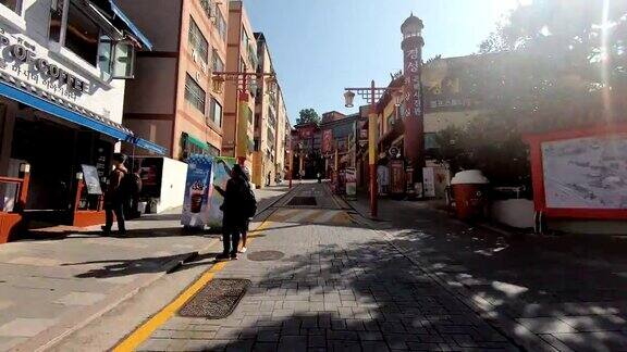 游客走在仁川中国城的小巷里在韩国有各种各样的商店