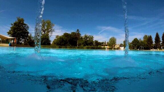蓝色瀑布池