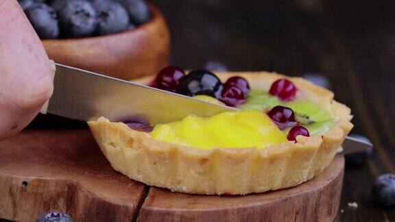 酥饼水果蛋糕加芝士奶油和浆果