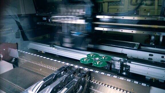 绿色板正在由现代化的工厂机器制造