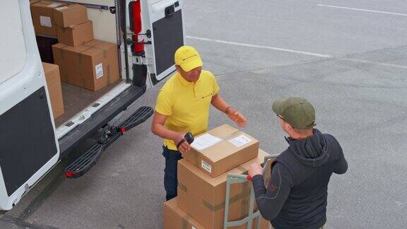 快递员从货车上取下最后一个包裹时快递员正在签收一堆包裹
