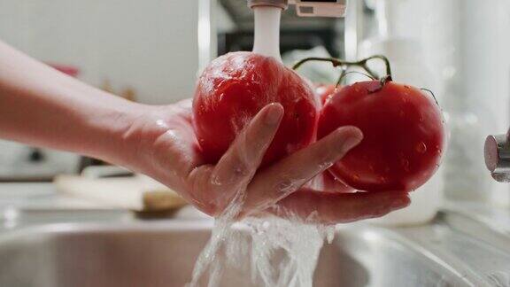 手洗番茄新鲜蔬菜准备厨房健康食品