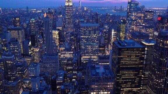 向上倾斜:高角度的曼哈顿纽约日落美国的生活方式、城市景观和旅游概念