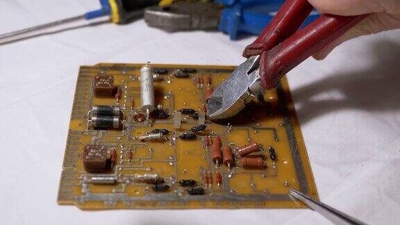 熟练使用断线钳从电路板上断开无线电部件电阻器