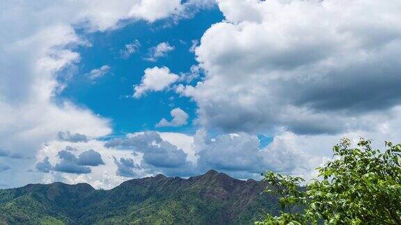 美丽的热带山脉和蓝天与移动的云时间流逝的视频