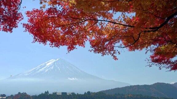 日本山梨县川口湖上秋日的富士山