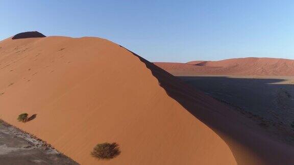 鸟瞰图的男性游客在壮观的观点巨大的沙丘在纳米布沙漠