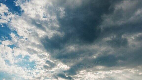 灰色的云在蓝天的映衬下定性的时间流逝没有闪烁没有鸟