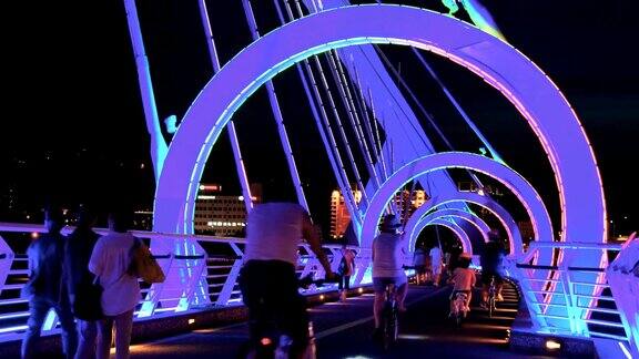 黄昏时分台湾新台北人们在阳光桥上骑自行车
