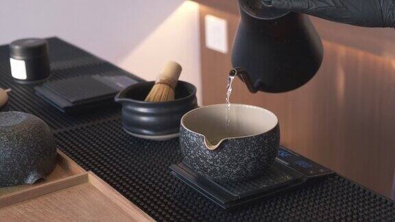 用传统茶道配件制作抹茶绿茶