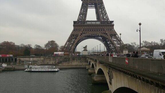 法国雨天巴黎著名的埃菲尔铁塔交通大桥水上交通全景4k