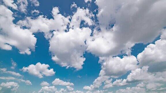 时间推移航空宽拍摄的云移动在蓝天