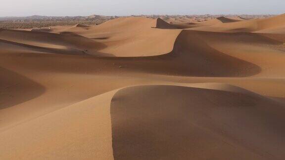 撒哈拉沙漠多风的沙漠沙丘景观米哈米德ErgChigaga摩洛哥