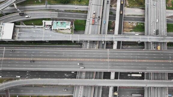 交通道路上汽车灯的鸟瞰图