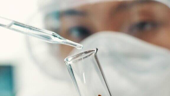 科学家们使用吸管滴管样品来测试试管进行科学实验