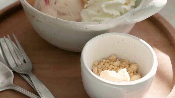白色大理石桌上自制的草莓冰淇淋